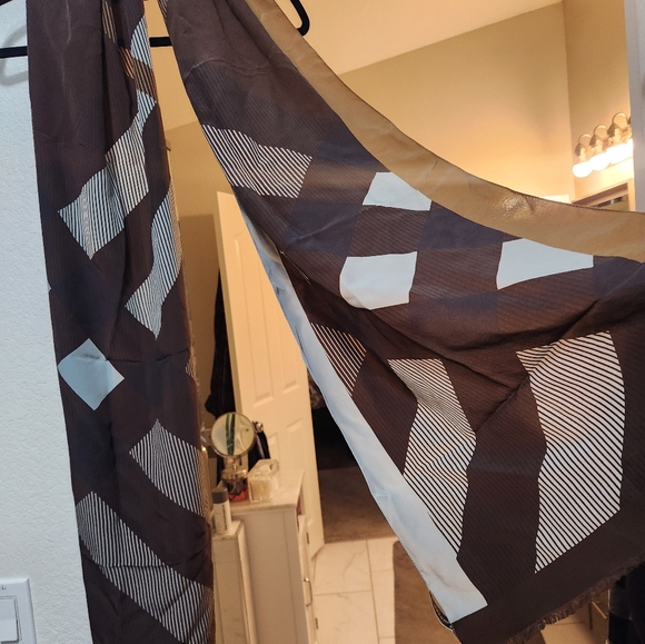 Burberry Vintage Large Oblong Silk Scarf - authentic - Picture 9 of 13